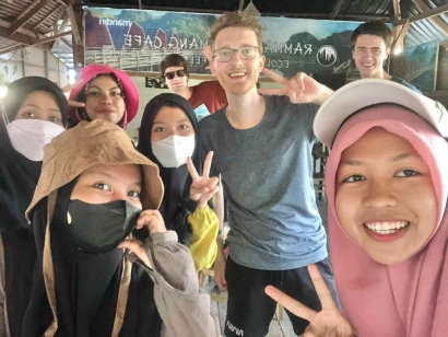 Mahasiswa UINAM Ajak Turis Berkomunikasi dan Selfie