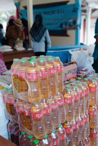 Ada Minyak Goreng Rizki 12500/Liter di Pasar Murah Desa Krandegan