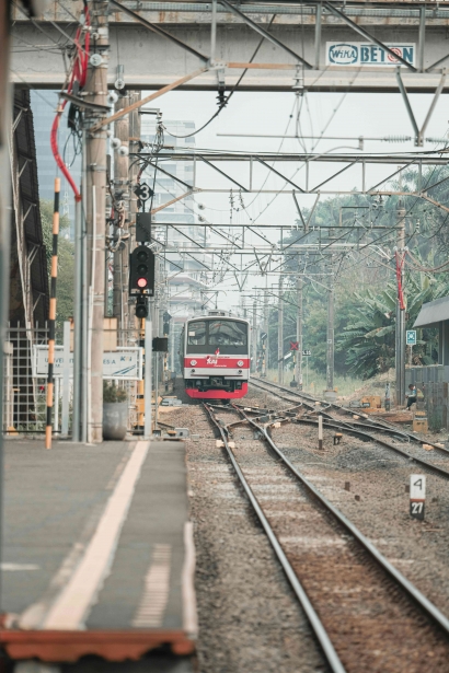 Hiruk Pikuk Si Pengguna Commuter Line