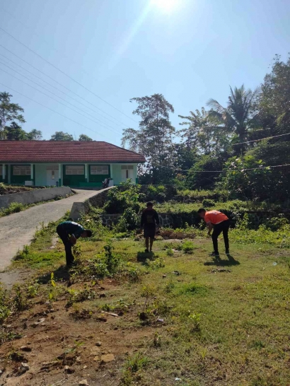 Penyemprotan Racun Rumput Lapangan Di Min 1 Mamuju Yang Di Lakukan Oleh Mahasiswa (Kkn-Ppl Terpadu Angkatan Xxvii) Universitas Negeri Makassar