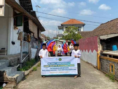 Pawai Drum Band Meriahkan Peringatan Hari Santri Nasional di Desa Padusan Bersama Mahasiswa KKN Universitas Negeri Malang