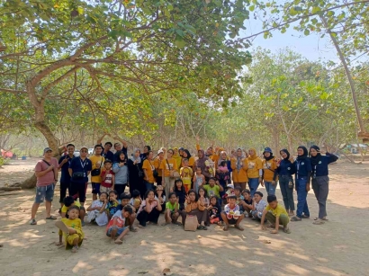 Mahasiswa KKN Universitas Negeri Malang Adakan Outing Class bersama Siswa SDN 01 Donomulyo ke Pantai Banyu Meneng