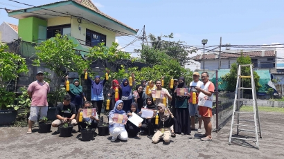 Manfaatkan Botol Plastik Bekas, Mahasiswa MSIB Batch 5 DKPP Surabaya Lakukan Pembuatan Yellow Trap Untuk Perangkap Hama