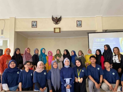 Sukses Gelar Pelatihan Rias dan Hijab di Balai Desa Pandanrejo, Peserta: Senang Sekali Bisa Belajar Rias bersama Kakak-kakak KKN dari UM
