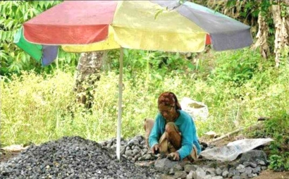  Melihat Aktivitas Perempuan Pemecah Batu Pinggir Jalan di Ternate