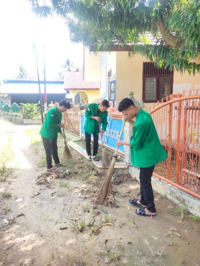 Mahasiswa KKN-PPM Melaksanakan Kegiatan Gotong-royong di Meunasah