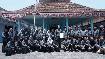 Penyerahan Mahasiswa KKN Tematik 2023 IAI Syarifuddin Lumajang, Bersama Kepala Desa Grati