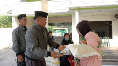 Tebar Kebaikan! Mahasiswa KKN IAI Syarifuddin Ramaikan Pembagian BLT untuk Masyarakat Desa Sumbersuko
