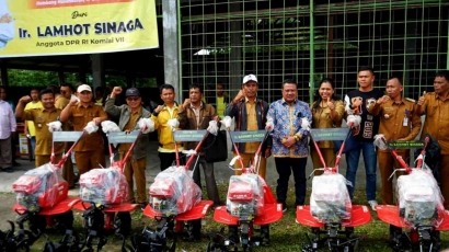 Anggota DPR RI Lamhot Sinaga kembali Bagikan Alsintan di Dolok Sanggul Humbang Hasundutan