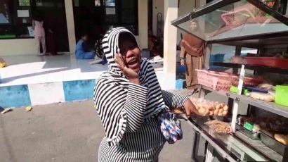 Melejit Bak Suara Artis, Penjual Kue Mojosari Curi Perhatian Ketika Promosikan Dagangannya pada Peserta KKN IAI Syarifuudin di Balai Mojosari