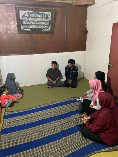 Mahasiswa KKN UM Membantu Mengajar Mengaji di Kediaman Umiatul Izzah, Desa Pakisjajar, Kecamatan Pakis, Malang