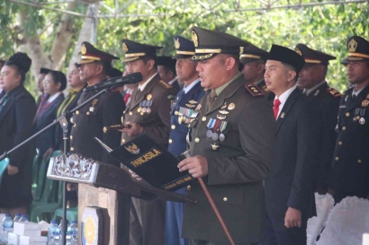 Dandim 1627/Rote Ndao Letkol Inf Alber Inkiriwang,S.I.P. Sebagai Inspektur Upacara Pada Peringatan Hari Pahlawan Ke - 78 Tahun 2023.