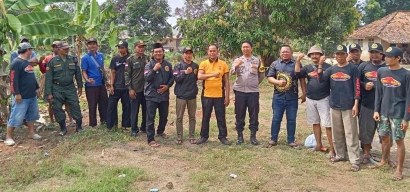 Polsek Kotabaru Karawang Lakukan Kegiatan Jumat Bersih di Kp Bakan Gentong