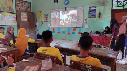 Mahasiswa Asistensi Mengajar di UPTD SDN Gili Timur 2 Universitas Trunojoyo Madura Mengadakan Kegiatan Bioskop Kepahlawanan