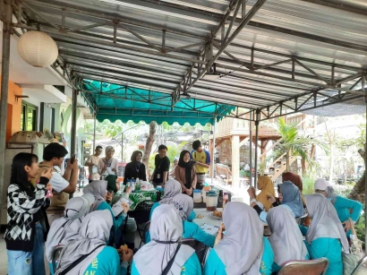Di Kota Surabaya, Mahasiswa Magang MSIB Batch 5 DKPP Surabaya Ajak Kelompok Tani Membuat Inovasi Olahan Produk dari Bahan Dasar Terong
