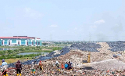 Bau Sampah di Stadion Gelora Bung Tomo: Masalah Sekaligus Peluang