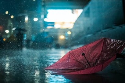 Puisi: Pada Hujan yang Sekejap Singgah