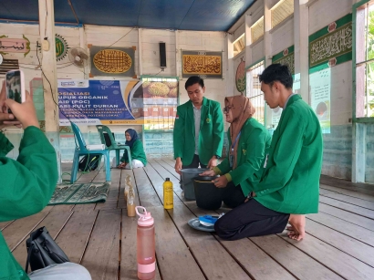 Mahasiswa KKN - PPM 75 Lakukan Sosialisasi POC dari Limbah Kulit Durian