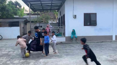 Harmoni di Lapangan: Anak TPQ dan Mahasiswa KKN IAI Syarifuddin Desa Sumbersuko Berkumpul dalam Serunya Aksi Sepak Bola