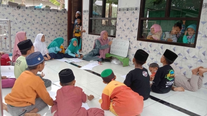 Bak Menyinari Ilmu! Mahasiswa KKN IAI Syarifuddin Berkarya, Mangajar dengan Cinta di Taman Pendidikan Qur'an