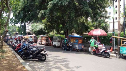 Street Food Kalibata City: Sensasi Seru Jajan sambil Lihat Kereta Lewat