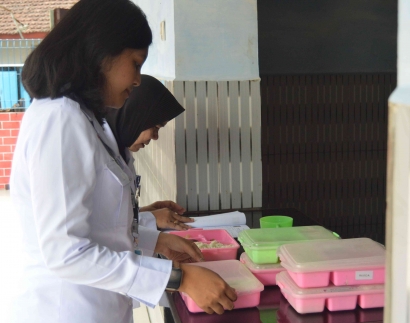 Tim Kesehatan Rutan Trenggalek Tinjau Kebersihan Dapur dan Cek Gizi dalam Makanan yang Disajikan Warga Binaan Pemasyarakatan