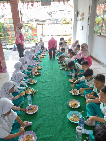Antusiasme Para Siswa pada Kegiatan Makan Menu Sehat Bersama di RA/TK Alkhairiyah Jakarta Selatan