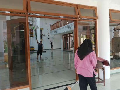 Mahasiswa KKN UM Berperan Aktif dalam Lakukan Bersih-Bersih Masjid di Desa Jatirejoyoso