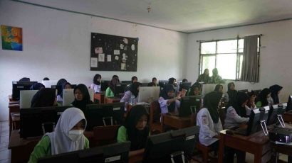 Edukasi Software (Microsoft Office) Siswa-Siswi Anggota PMR MTs N 2 Bogor