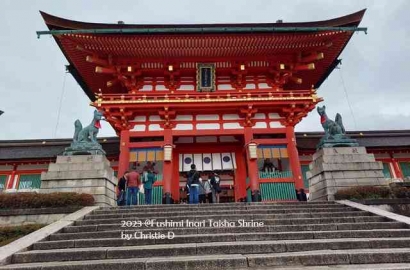 Mendaki dan Menuruni Perbukitan Kompleks Fushimi Inari Taisha dengan "Rubah" sebagai Penjaganya