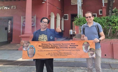 Prof. Ponimin Dosen UM Presentasikan Kreasi Vas Terakota di UTM Johor Malaysia