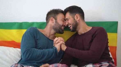 Homoseksual Sebagai Bentuk Perilaku yang Menyimpang di Masyarakat