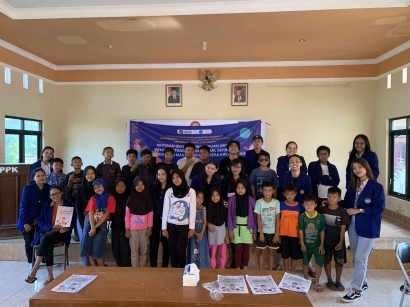 Tim PPK Ormawa IKMK UNY Mengenalkan Metode Storytelling dalam Kelas Bahasa Inggris untuk Anak dan Remaja di Desa Kaligintung