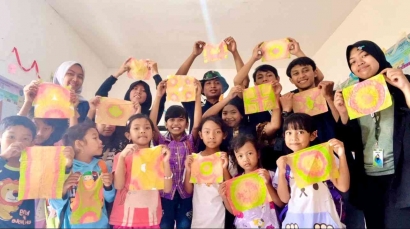 Berkreasi dengan Tisu: 'Rumah Belajar Bersama' KKN UM Kenalkan Anak-Anak Seni Batik Sederhana