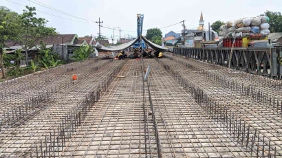Girder Selesai Dipasangan, Jembatan Perningkloji Sudah Memasuki Tahap Akhir