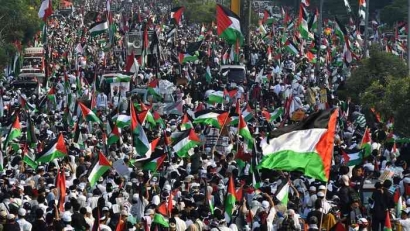 Aksi Bela Palestina, Panen Pedagang Syal dan Bendera