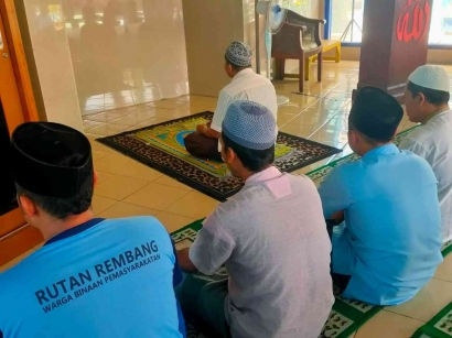Luar Biasa, Napi Disabilitas Jadi Imam Sholat di Rutan Rembang