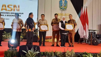 Kaseri, Guru Berprestasi SMA Negeri 1 Jombang Mendapat Apresiasi Gubernur Jawa Timur