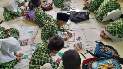 Kreativitas Tanpa Batas, Anak Didik RA Muslimat NU Nurul Hikmah Sumbersuko Mewarna Bebas Sesuai Imajinasi