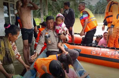 Respon Cepat Personel Polda Aceh Bantu Evakuasi Korban Banjir di Trumon Timur Aceh Selatan