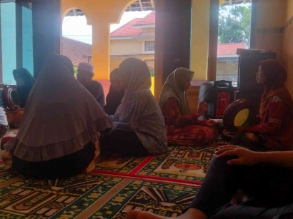 Antusias Warga Dusun Krajan Dalam Pelatihan Ekstra Al-Banjari Bersama dengan Mahasiswa KKN