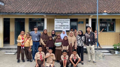 Mahasiswa UNNES Giat 6 Latih Siswa MI At Thohiriyyah Ngampel Blora Membuat Batik Shibori