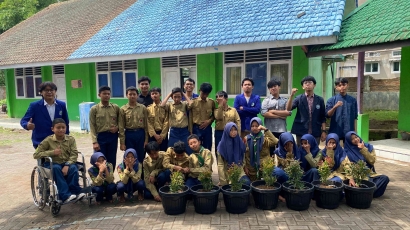 Kolaborasi Mahasiswa Geografi UM dengan Siswa-Siswi SMP Muhammadiyah 6 dalam Menciptakan Lingkungan Sekolah yang Asri