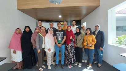 Bantu Bisnis UMKM Makin Melesat!! Mahasiswa Magang Mandiri PKKM MBKM UPN "Veteran" Jawa Timur dan Roeang Jenama Berikan Pelatihan Branding Instagram