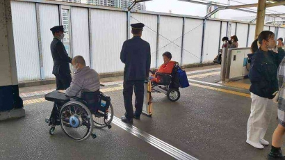 2 Orang Disabilitas, 2 Orang Petugas Stasiun, dan 2 Buah Slooper