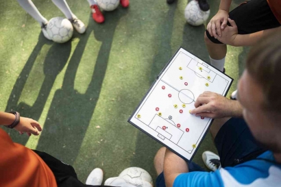 Data-Driven Tactics: Strategi Klub Sepak Bola Menggunakan Analisis Big Data dan Sistem Informasi