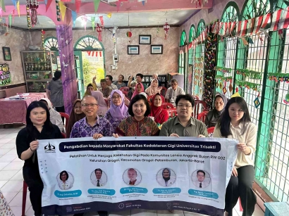 PkM FKG Usakti: Memberikan Penyuluhan tentang Kesehatan Gigi kepada Lansia di Posyandu Anggrek Bulan, Grogol, Jakarta Barat