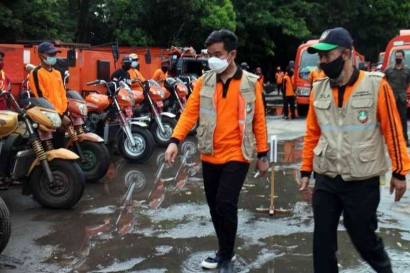Imbas Gaji Tidak Dibayar, Petugas Kebersihan Buang 20 Ton Sampah di Kantor Bupati Maluku SBB