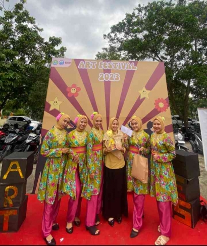 Sanggar Tari Rancak Molek Perbankan Syariah UMRI Meraih Juara II Lomba Tari Kreasi ART FESTIVAL 2023