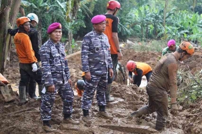 TNI Angkatan Laut di Garis Terdepan: Tindakan Cepat Tanggap dalam Penanggulangan Bencana di Cianjur